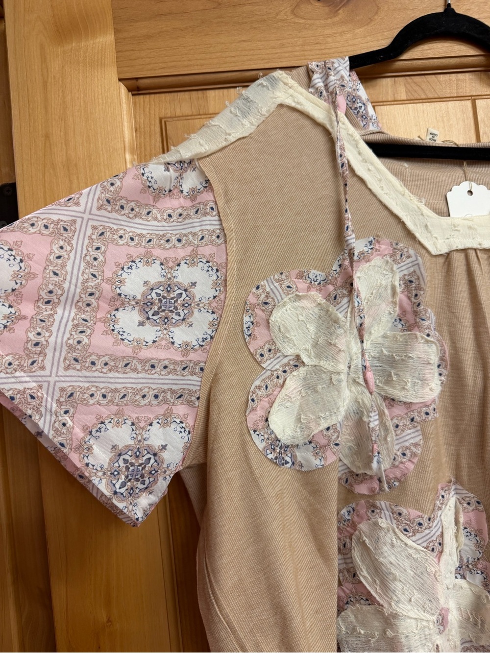 POL Boho Floral Appliqué V-Neck Women's Top - Picture 2 of 8